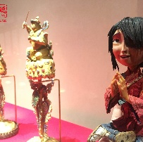 "美国王思聪"携《魔弦》玩偶游故宫 久保萌翻票圈