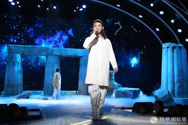 凤凰传奇东方春晚坐飞毯 霍尊道具成秘密武器