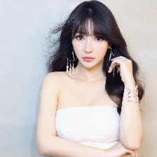 柳岩抹胸装凹凸有致放电 支招被催婚族自己要强大
