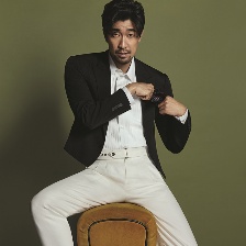 王千源登時(shí)尚雜志開年封面 硬漢也有暖萌的一面