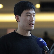 劉翔參加政協(xié)小組討論面色嚴(yán)肅 散會后笑容燦爛