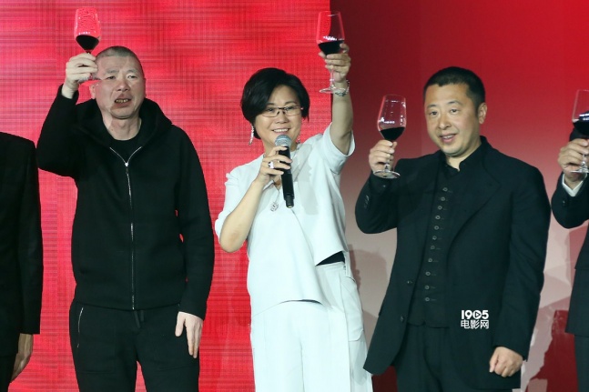 当天,会长李少红携奖项评审代表贾樟柯,管虎,王小帅,张国立,张建亚