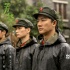 《芳华》杀青曝剧照 冯小刚激动拥抱黄轩与苗苗