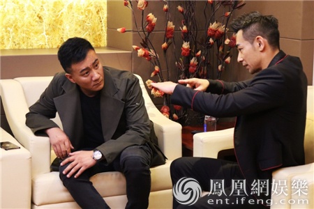 胡军现身赵文卓新片首映 携妻子助阵好友