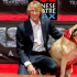 《变形金刚》迈克尔·贝好莱坞留手印 邀爱犬同乐