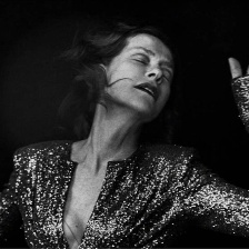 于佩爾黑白大片登上法國(guó)《Madame Figaro》封面