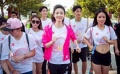 王丽坤现场为大家标准示范了如何做热身运动