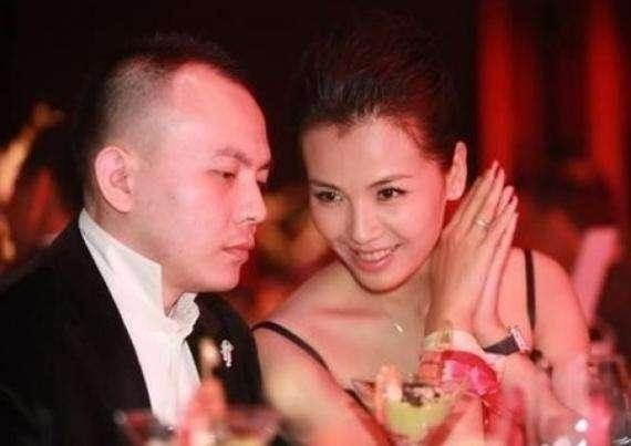 肩带滑落旁边的人看呆了…这可能是刘涛最想删