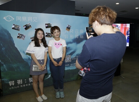 网易洞见召唤AR异形,反差萌怪物成影视宣发新