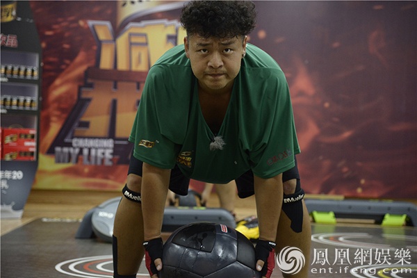 《减出我人生》石头哥狂甩81斤 李佳媛街头卖