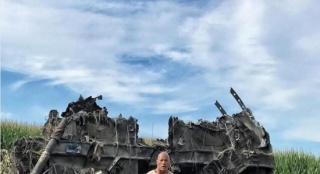 巨石曝《狂暴》片場照：抓娜奧米大腿純屬本能