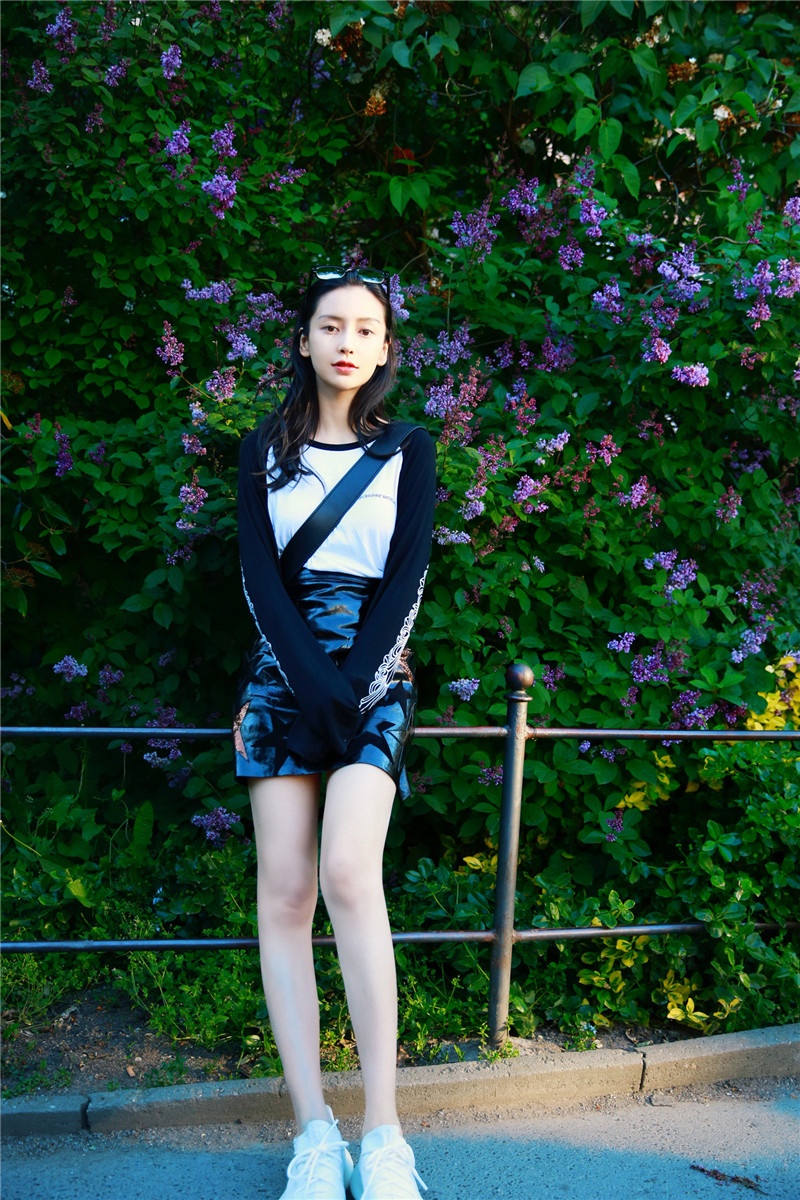 angelababy布拉格街拍曝光 《奔跑吧》今晚收官