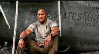 《狂暴》曝片場照 “巨石強森”滿面塵土顯疲憊