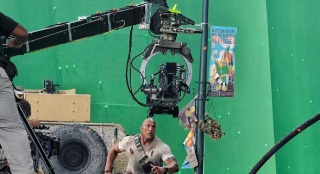 《狂暴》片場照 “巨石強森”形容狼狽奮力疾奔