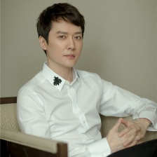 馮紹峰演繹經(jīng)典文藝風(fēng)白襯衫 極簡風(fēng)格清新一夏