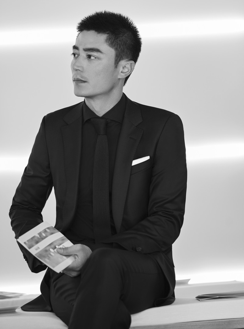 霍建华首次亮相纽约男装周秀场尽显内敛成熟气质