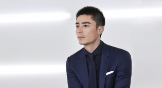 霍建華首次亮相紐約男裝周 秀場(chǎng)盡顯內(nèi)斂成熟氣質(zhì)