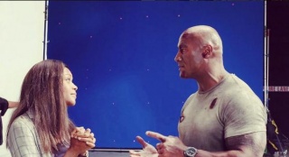 巨石強森曝照宣布《狂暴》殺青 盛贊搭檔娜奧米