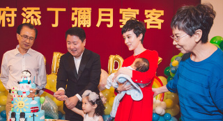 金巧巧兒子滿(mǎn)月宴 女兒獲爾冬升劉偉強(qiáng)輪番抱