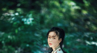 陳都靈曝最新寫真:似叢林精靈 網(wǎng)友直呼太治愈！