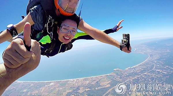 刘晓庆挑战高龄跳伞 生死状不敢写老公名字_滚