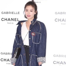 劉亦菲著皮裙秀雪白美腿 馬思純露香肩不羈灑脫