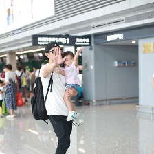 賈靜雯修杰楷現(xiàn)身機(jī)場(chǎng) 咘咘手勢(shì)與爸爸神同步
