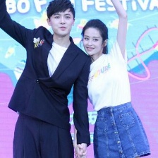 穎兒付辛博認(rèn)愛后首合體 抱抱比心摸臉殺顯甜蜜