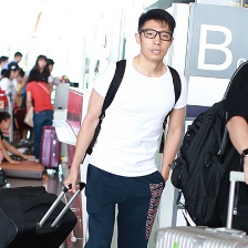 撒贝宁机场拿行李狂宠妻 洋媳妇李白轻装秀美腿