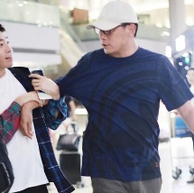 俞灏明偶遇刘烨变迷弟 从背后欲搂遭保镖强拉开