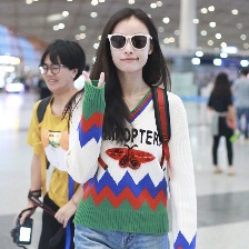 倪妮化身鄰家大姑娘 戴墨鏡遮面穿花色毛衣潮翻天