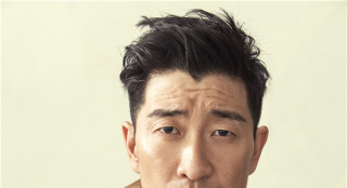 王千源戲內戲外反差大 秋日大片盡顯儒雅魅力