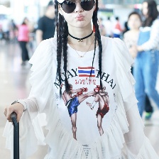 李小璐梳麻花辮嘟嘴扮少女 偶遇李靜熱聊笑開花