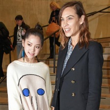 欧阳娜娜“笑脸”毛衣秀美腿 高扎马尾显俏皮