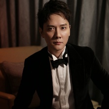 馮紹峰亮相頒獎典禮現(xiàn)場 絲絨西裝盡顯高雅氣質(zhì)