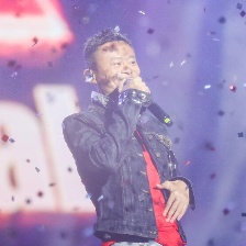 马云一身红衣变麦霸 云栖大会与李健对唱《传奇》