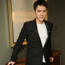 馮紹峰亮相某活動帥氣搶眼 紳士西裝盡顯貴族氣質(zhì)