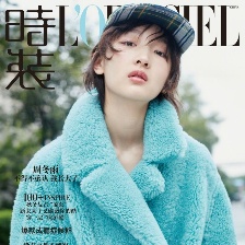 周冬雨最新大片曝光 水藍(lán)色羊羔絨大衣顯搞怪本色