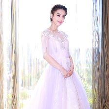 黃圣依唯美寫(xiě)真仙氣足 二胎后仍骨感身材似少女