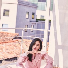 張?zhí)鞇?ài)寫(xiě)真大片展甜美LOOK 帥氣靈動(dòng)詮釋百變魅力
