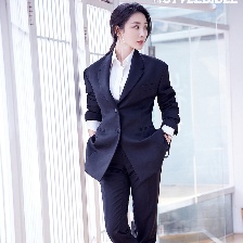 柳岩秋日写真侧跪沏茶曲线曼妙 素颜出镜性感迷人