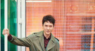 深邃電眼殺！馮紹峰秋日寫真輕松演繹舒適熟男風(fēng)