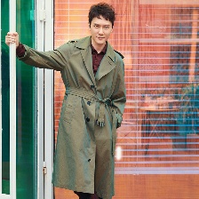 深邃電眼殺！馮紹峰秋日寫真輕松演繹舒適熟男風(fēng)