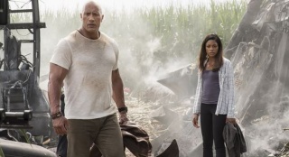 《狂暴:世紀浩劫》首曝劇照 巨石強森顯疲憊受挫