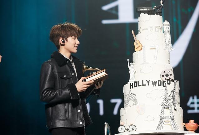 王源17岁生日会上全息投影开唱 粉丝公益应援