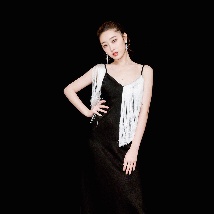 蒋梦婕出席《巨额来电》首映 连体衣+半身裙性感