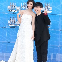 女歌手郁可唯白裙亮相红毯 搭档常石磊可爱卖萌