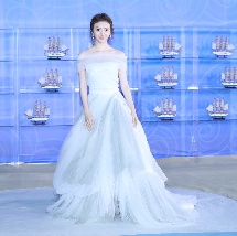 景甜白色公主裙亮相丝路电影节红毯 尽显甜美气质