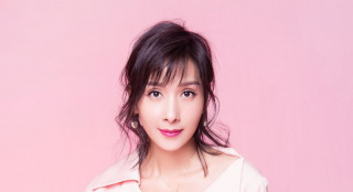 她曾是清純的"亞洲小姐冠軍" 如今優(yōu)雅嫵媚變公主