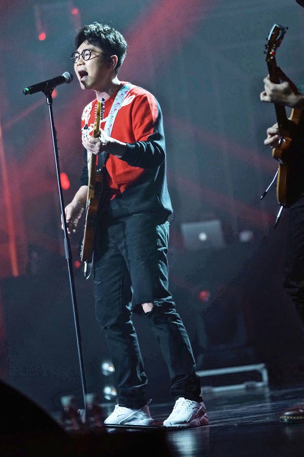 大鹏助阵赵英俊演唱会 电影主题曲三连唱嗨翻